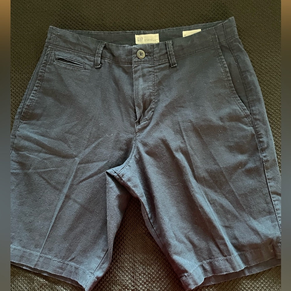 Men’s Gap Navy Linen (35%) shorts; waist 29 in. 10-in inseam.